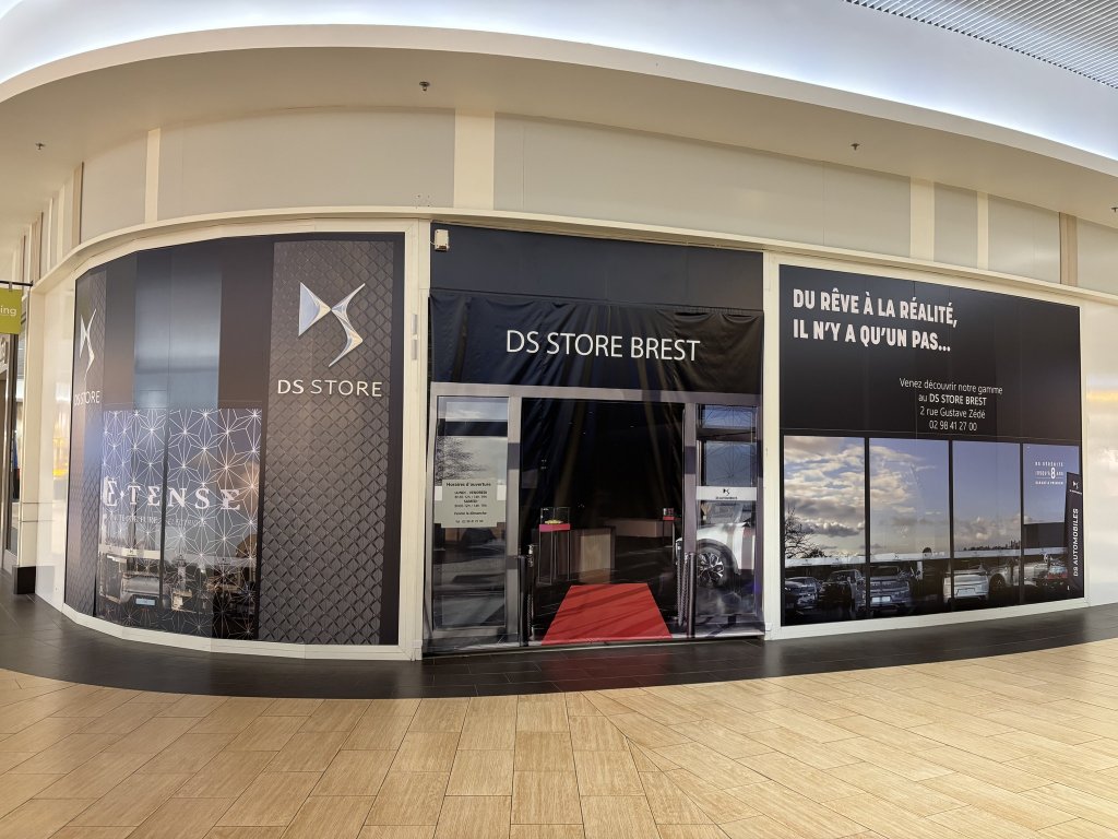 Vitrine du concessionnaire DS Store Brest habillée en vinyle