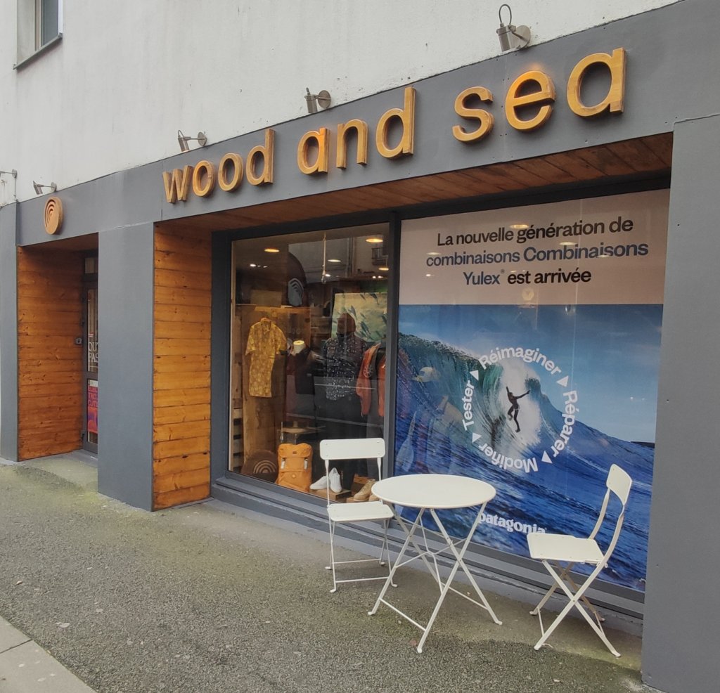 Vitrine du magasin Wood and Sea habillée d'une affiche grand format